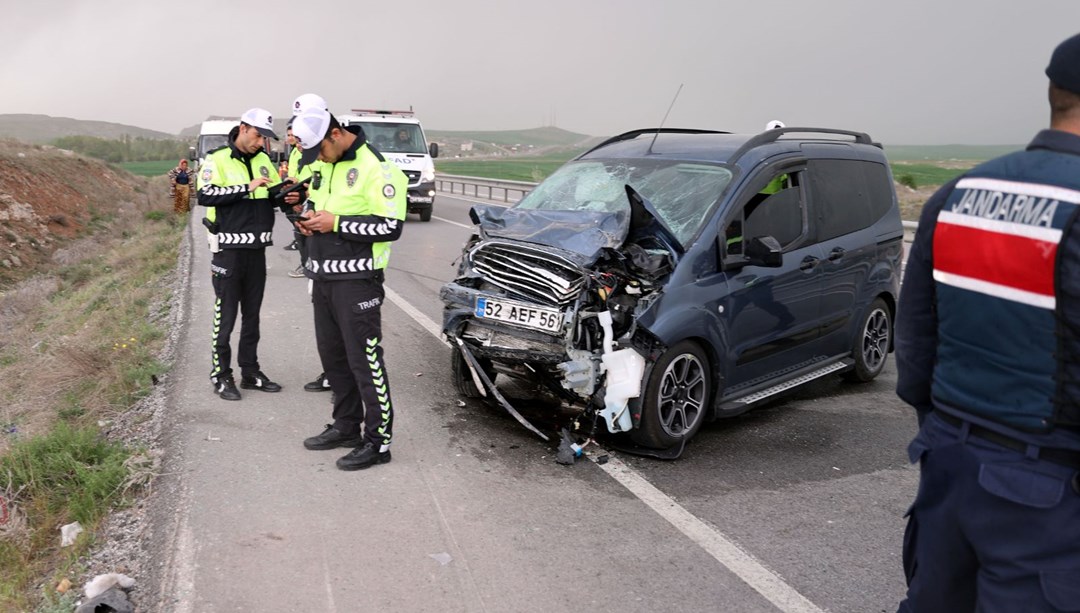 Sivas'ta hafif ticari araç ile otomobil çarpıştı: 7 kişi yaralandı