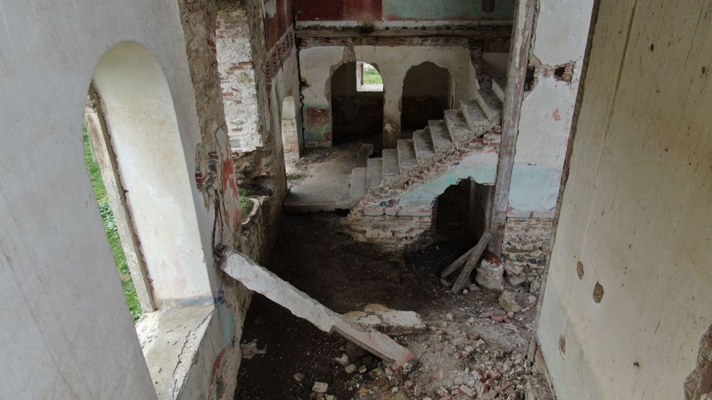 Defineciler tarihi kiliseyi talan etti - 5