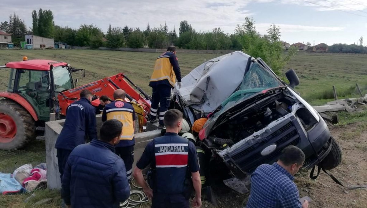 Tarım işçisi ailenin minibüsü devrildi: 1 ölü, 3'ü çocuk 8 yaralı Tarım işçisi ailenin minibüsü devrildi: 1 ölü, 3'ü çocuk 8 yaralı