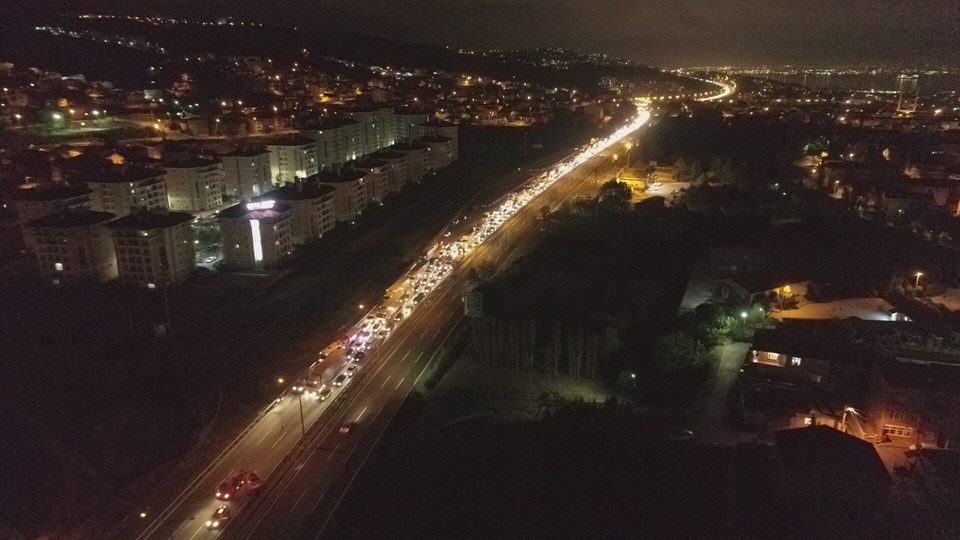 TEM’de makas atan otomobil TIR'a arkadan çarptı: 2 ağır yaralı - 2