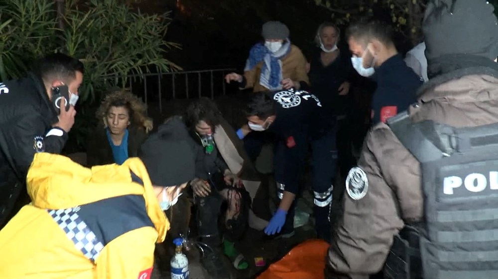 Alev alan binanın penceresinden atlayarak kurtuldular - 7