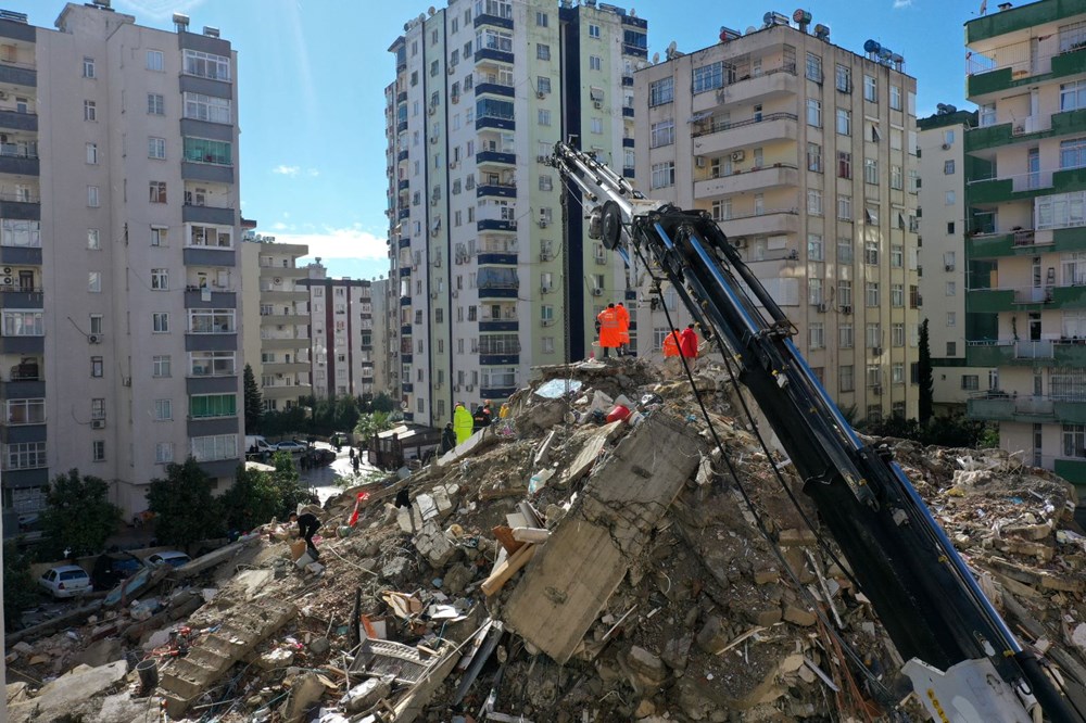 Deprem bölgesinden çarpıcı fotoğraflar: Binalar yerle bir oldu! - 15