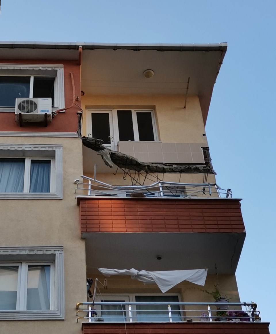 Avcılar'da bir binanın balkonu çöktü - 1