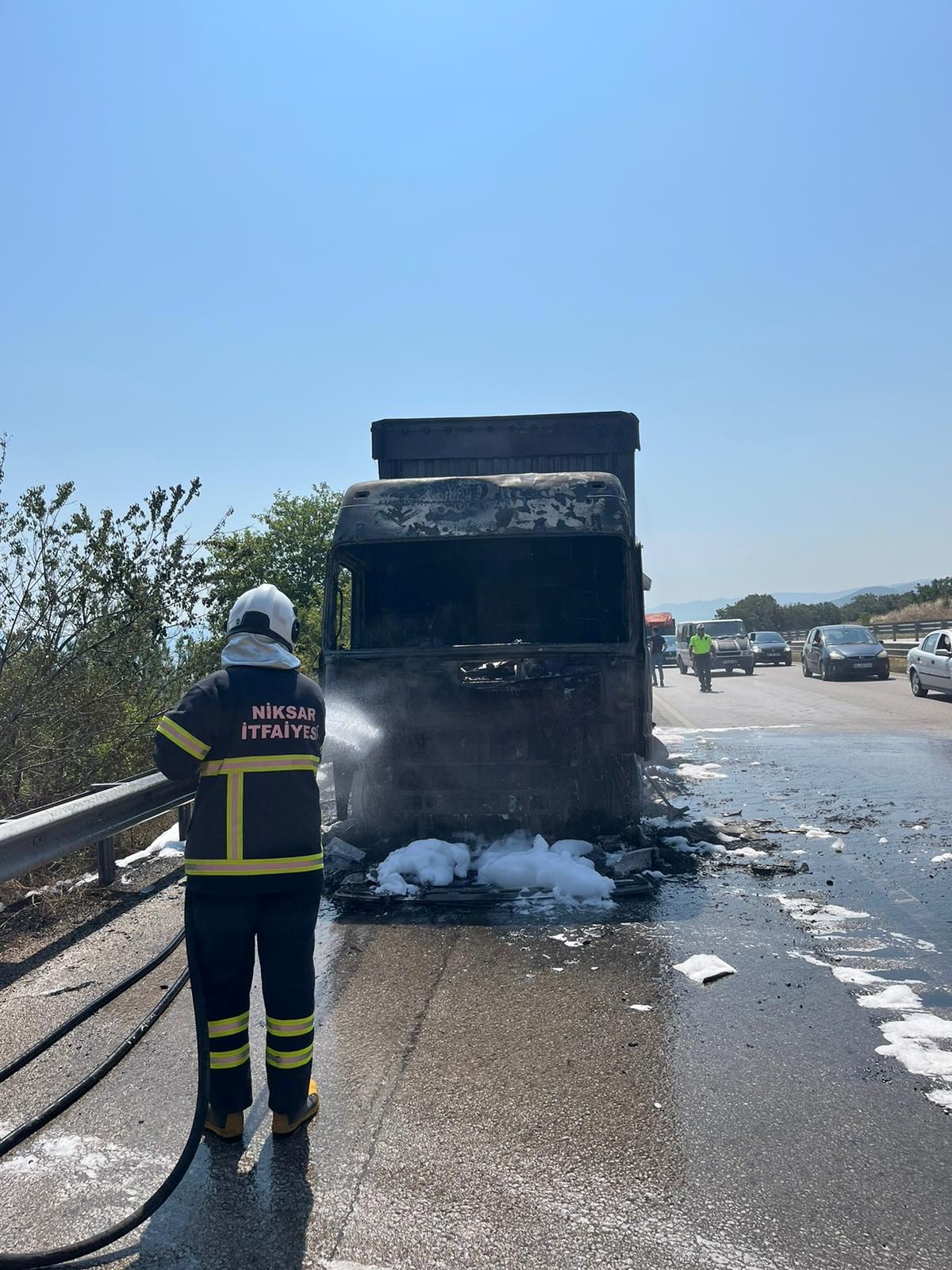 Çinko yüklü TIR alev topuna döndü