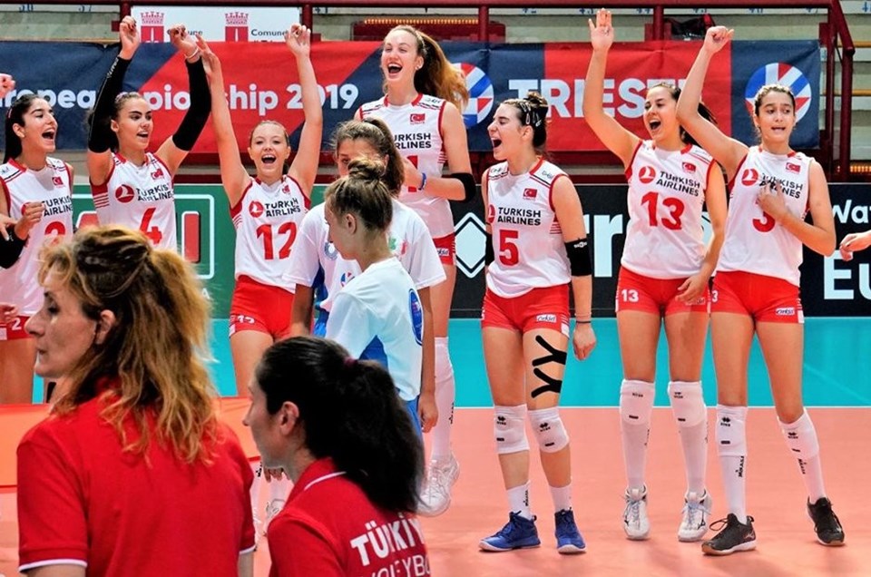 16 Yaş Altı Kızlar Avrupa Voleybol Şampiyonasında İtalya'yı 3-0 yenen Türkiye şampiyon oldu - 1