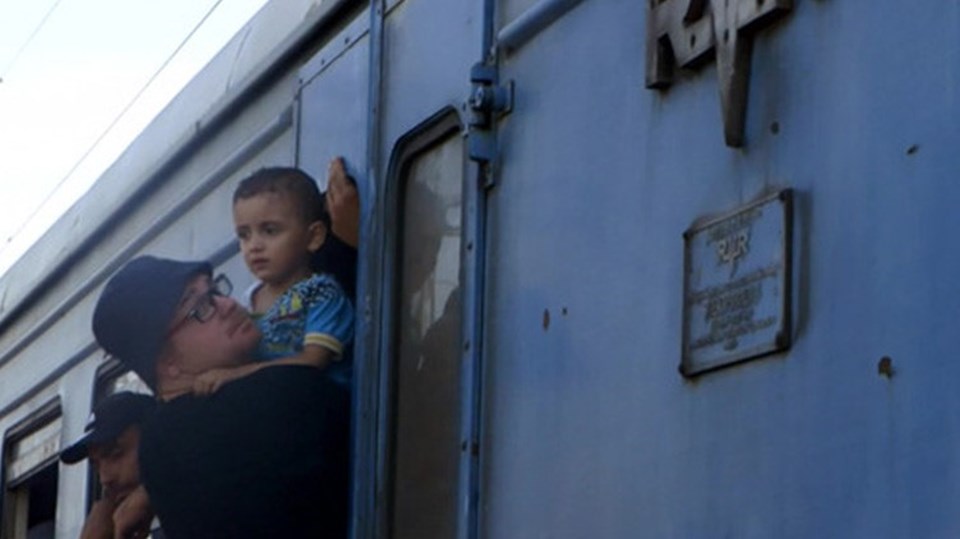 Makedonya'da mülteciler trenlere böyle biniyor - 1