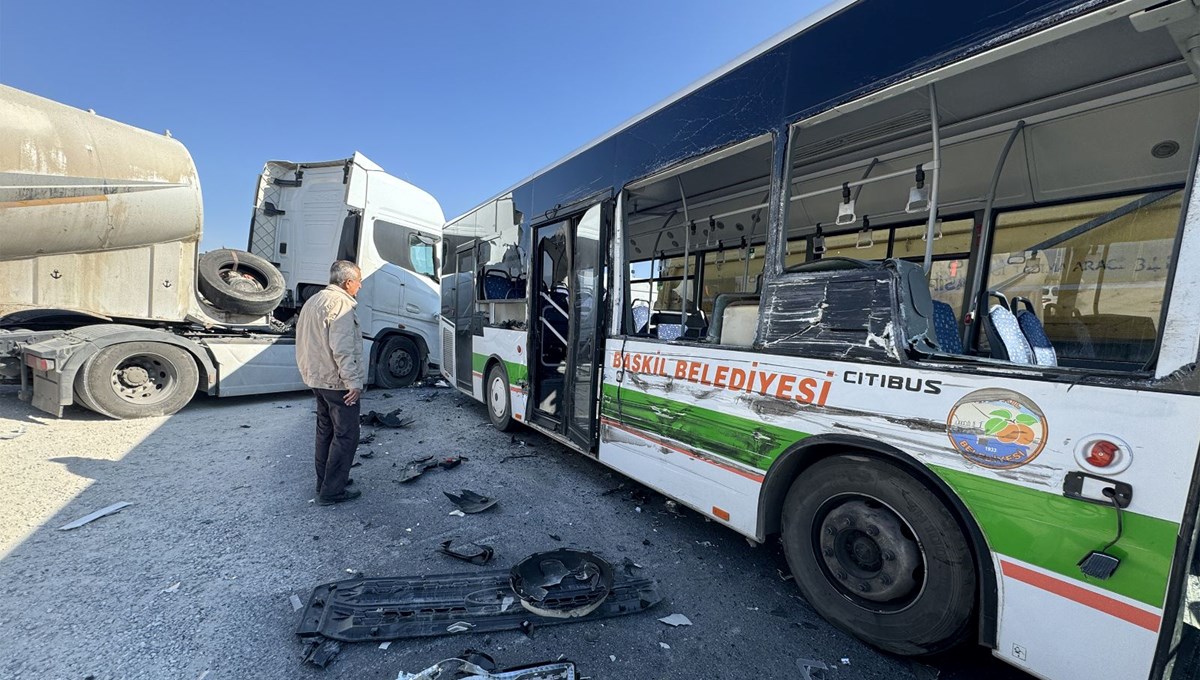 Halk otobüsü ile TIR çarpıştı: 6 yaralı Halk otobüsü ile TIR çarpıştı: 6 yaralı