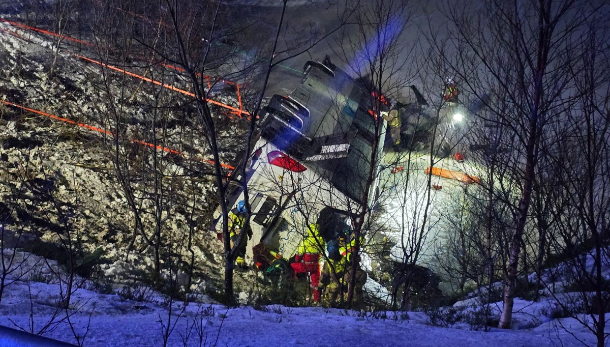 Norveç’te otobüs şarampole yuvarlandı: Üç ölü, dört yaralı Norveç’te otobüs şarampole yuvarlandı: Üç ölü, dört yaralı