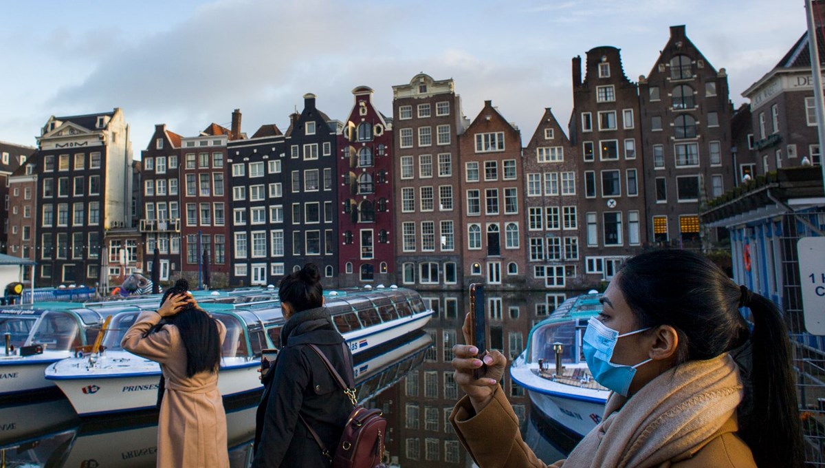 Hollanda'da maske ve mesafe kuralı geri getirildi