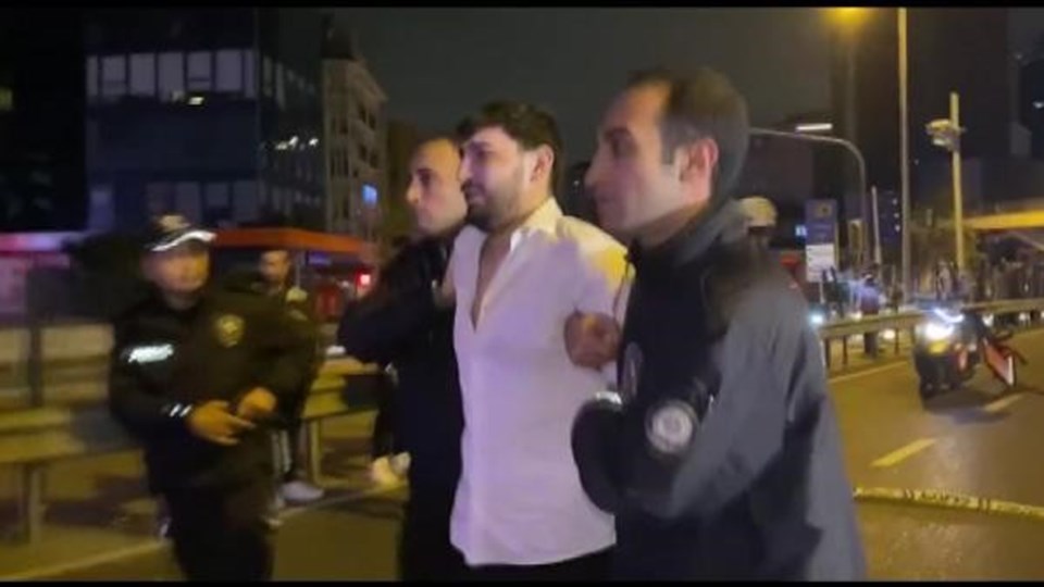 Takla atan otomobil, motosikletin üzerine devrildi: 1 yaralı - 2