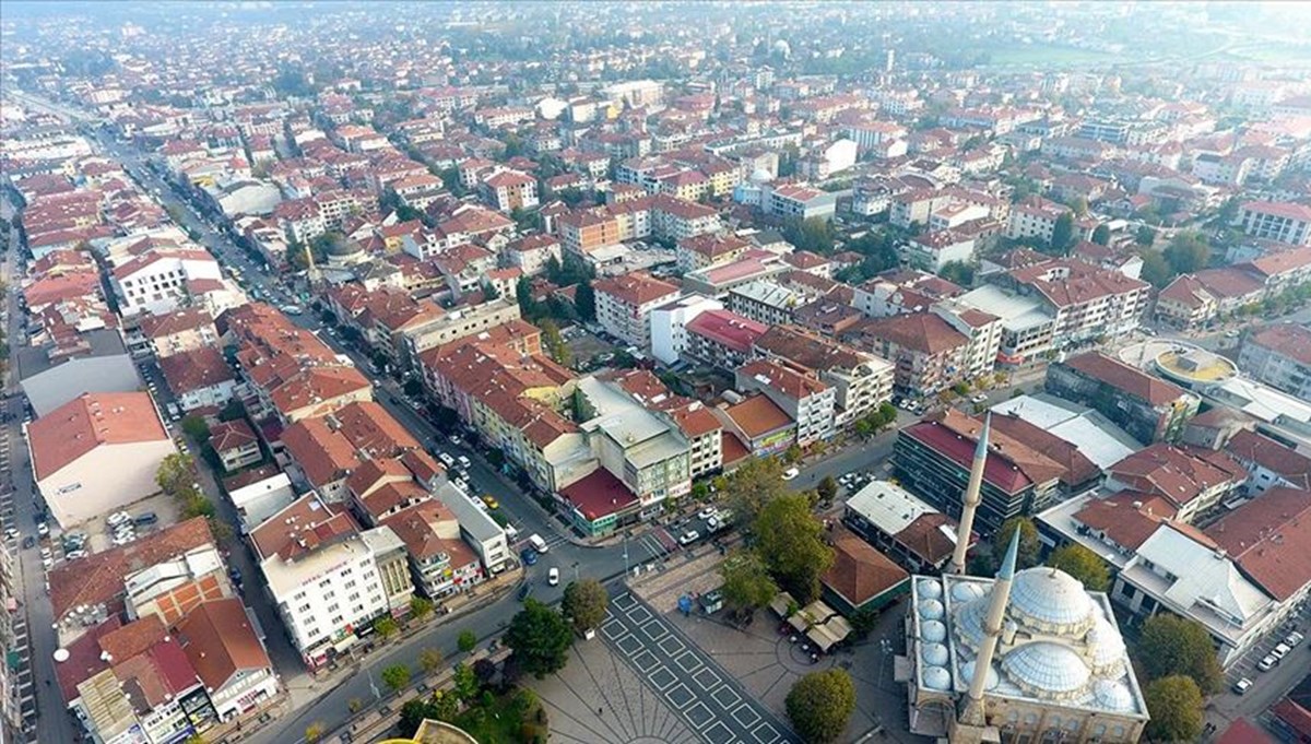 Düzce'de sis görüş mesafesini azalttı