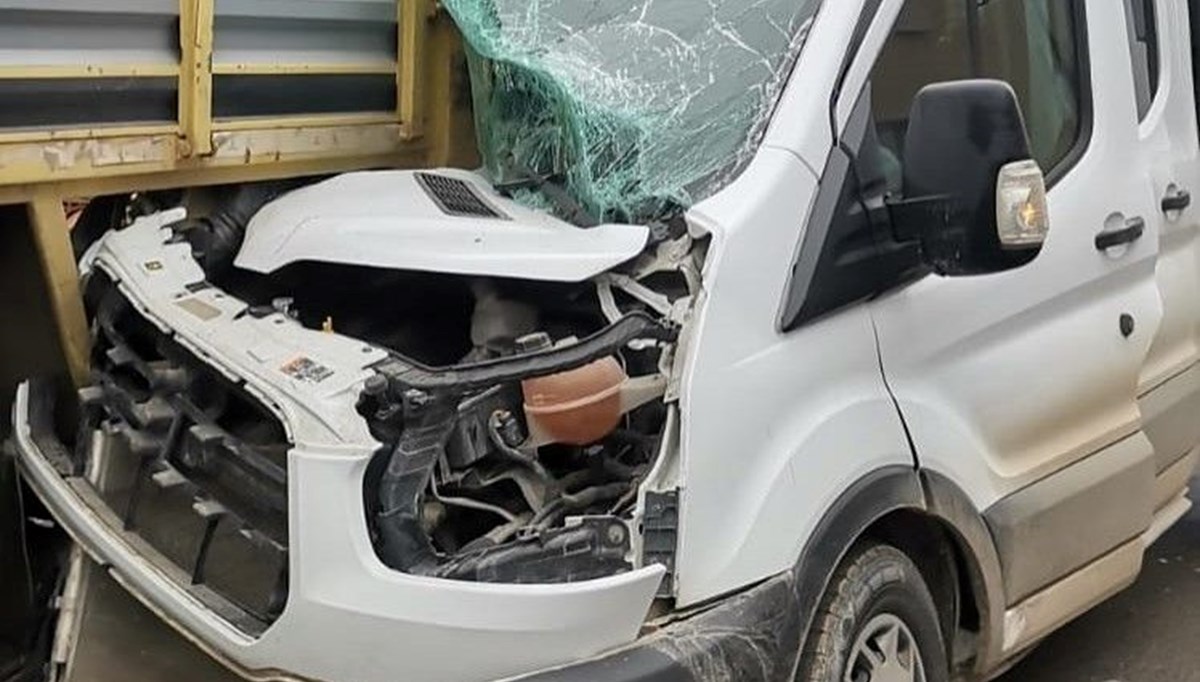 Çankırı'da kaza: Kamyonet TIR dorsesine çarptı 1 kişi yaralandı Çankırı'da kaza: Kamyonet TIR dorsesine çarptı 1 kişi yaralandı