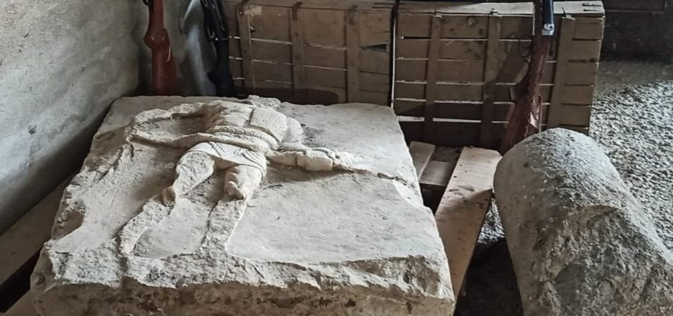 Çanakkale'de 2 bin yıllık Gladyatör Rölyefi ele geçirildi - 1