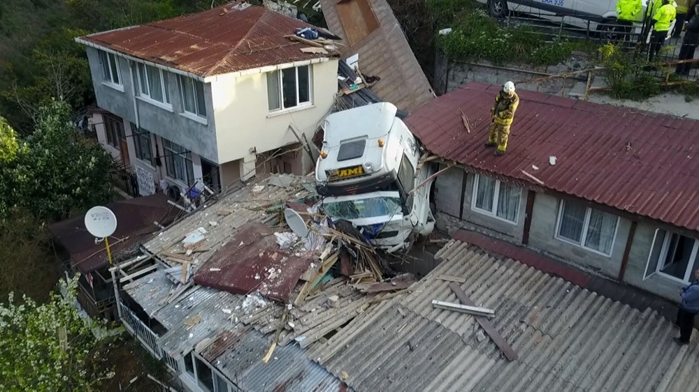 Demir yüklü TIR gecekondunun üstüne devrildi - 5