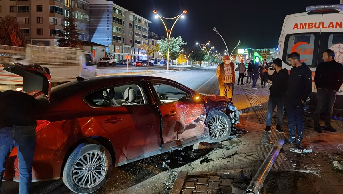 Tunceli'de ambulans ile otomobil çarpıştı: 6 yaralı