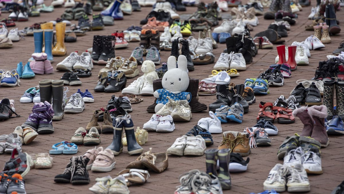 İsrail saldırılarında ölen Filistinlileri anmak için Amsterdam'da binlerce ayakkabı bırakıldı
