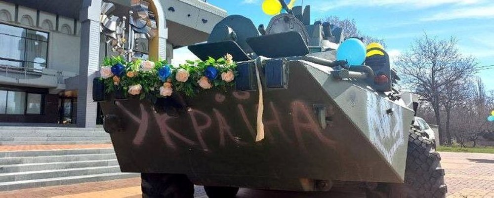 Ruslardan ele geçirilen zırhlı araç, Ukrayna'da gelin arabası oldu - 3