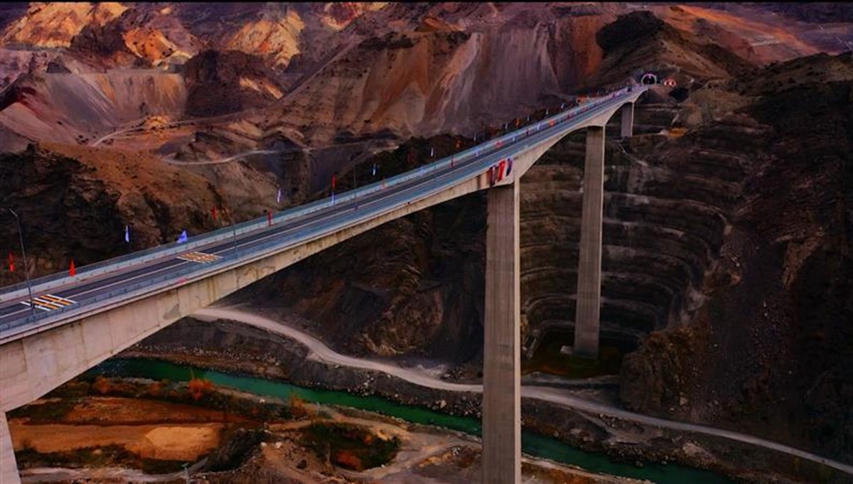 Yusufeli’nin yeni yollarını iki yılda 929 bin araç kullandı Yusufeli’nin yeni yollarını iki yılda 929 bin araç kullandı