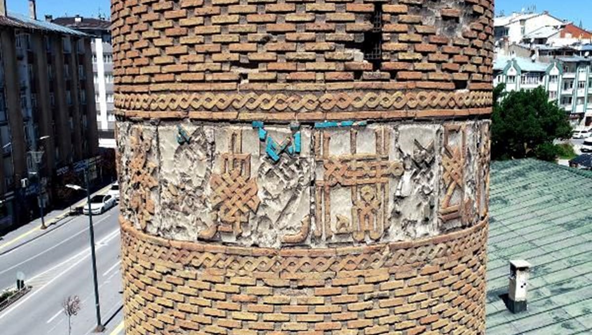Tarihi minarenin kayıp yazıları Tarihi minarenin kayıp yazıları
