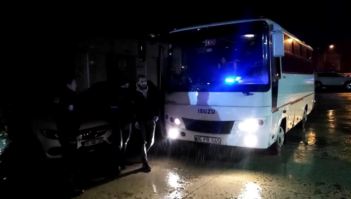 Bursa’da bir dairede 17 kaçak göçmen yakalandı Bursa’da bir dairede 17 kaçak göçmen yakalandı