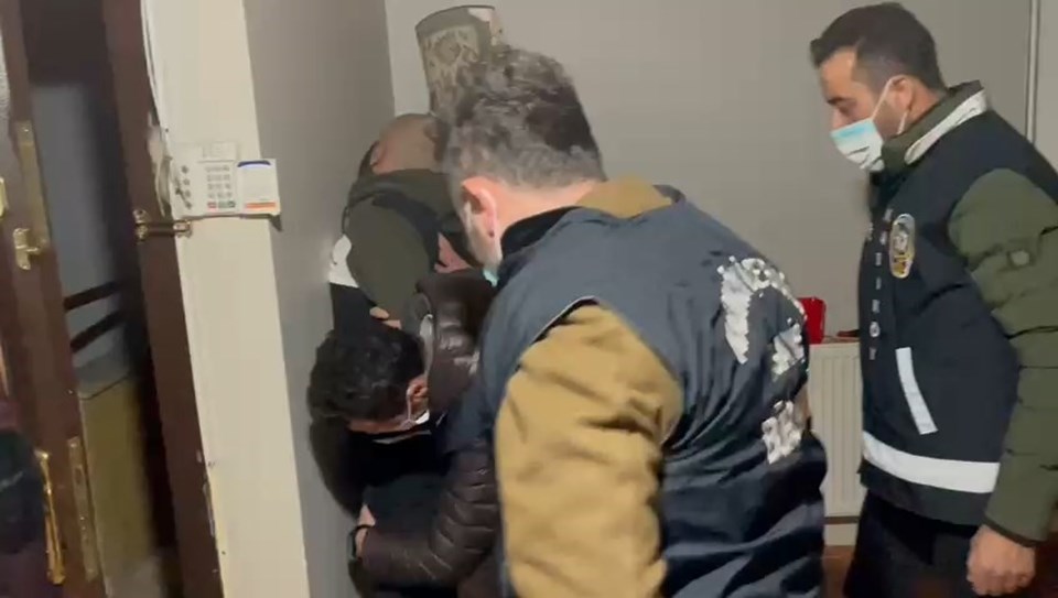 Kadıköy metrosunda dehşet anları: Kadın yolcuyu bıçakla tehdit eden saldırgan yakalandı - 2