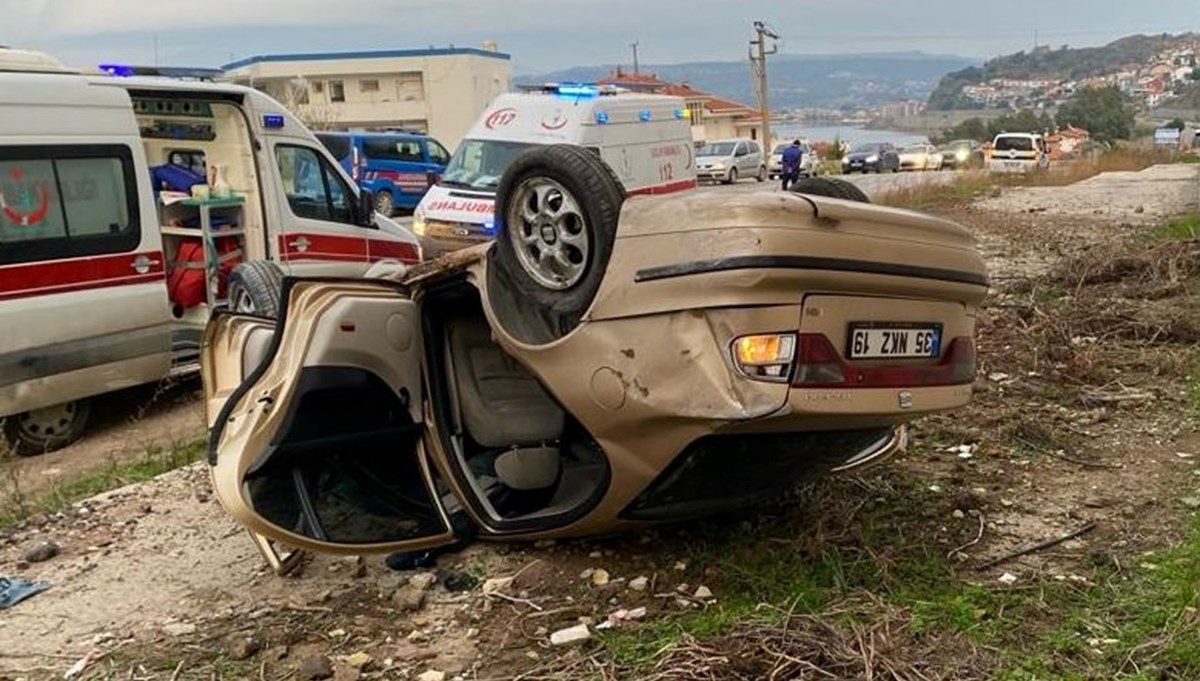 İzmir'de yoldan çıkan otomobil duvara çarptı, 4 kişi yaralandı