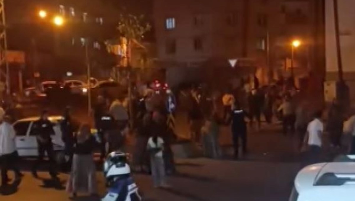 Sokak ortasında sopalı kavga: Ortalık savaş alanına döndü Sokak ortasında sopalı kavga: Ortalık savaş alanına döndü