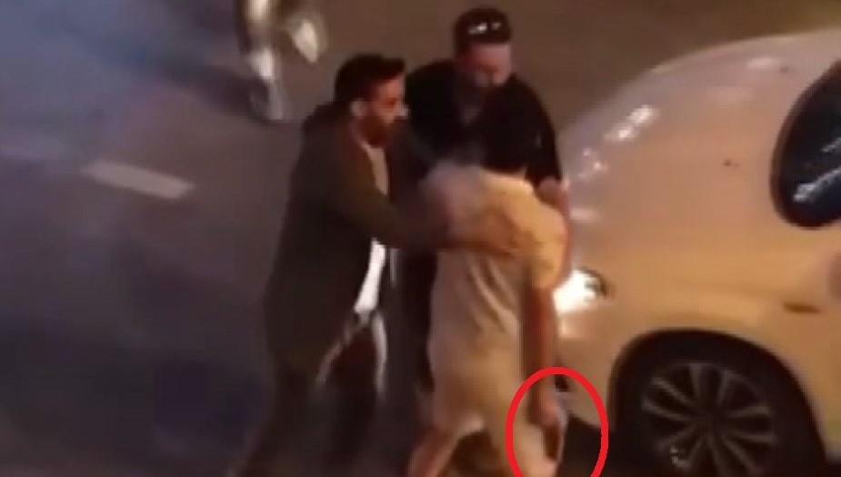 Silah gösterdikleri otobüs şoförünü darp ettiler