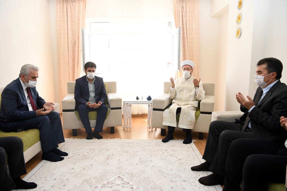 Diyanet İşleri Başkanı Erbaş'tan Barış Çakan'ın ailesine taziye ziyareti - 2