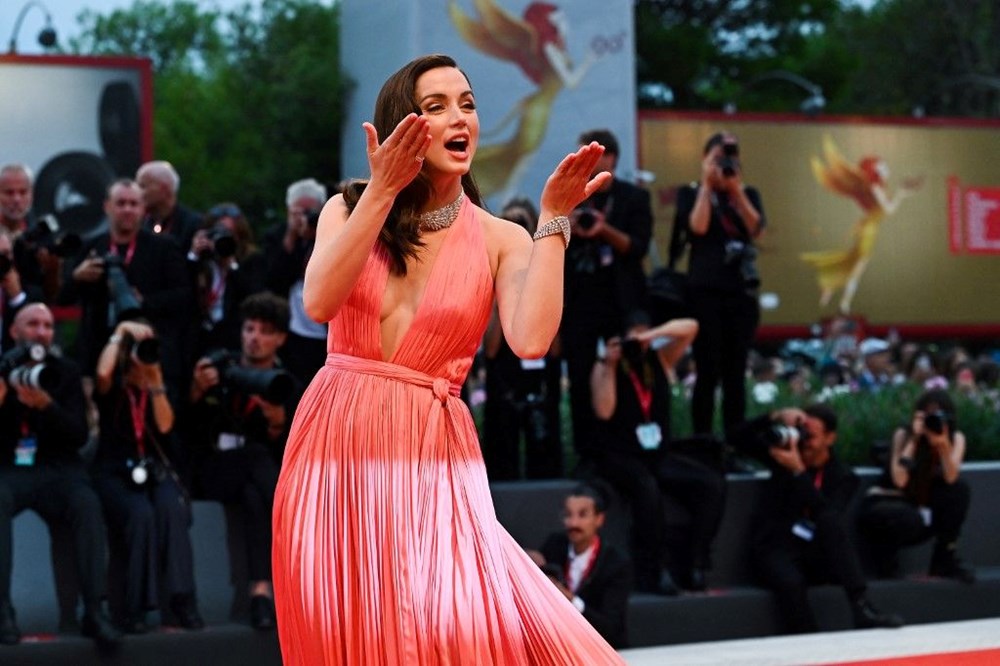 Ana de Armas: Blonde filmi için Marilyn Monroe'nun mezarına gidip izin istedik - 4