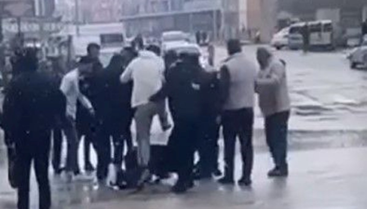 Sokak ortasında kadına bıçaklı saldırıya linç