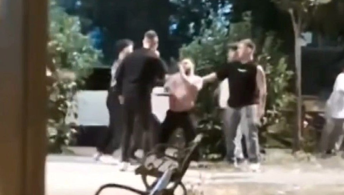 Ataşehir'de parkta tekme tokat kavga Ataşehir'de parkta tekme tokat kavga