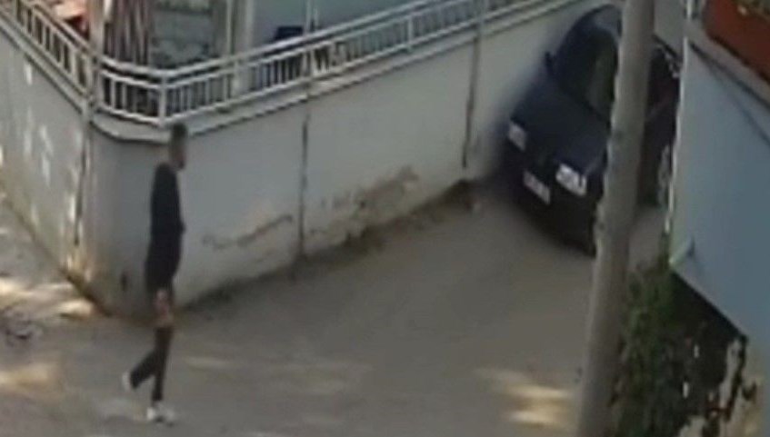 Tartıştığı kişinin otomobilini ateşi verdi