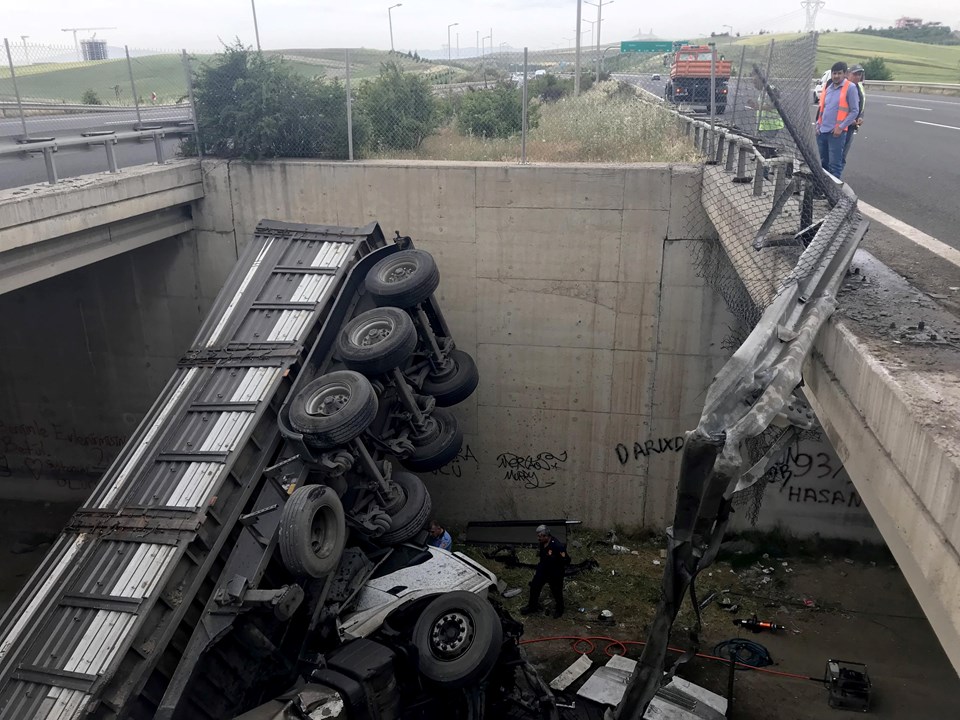 Ankara’da köprüden uçan TIR’ın şöförü öldü - 1