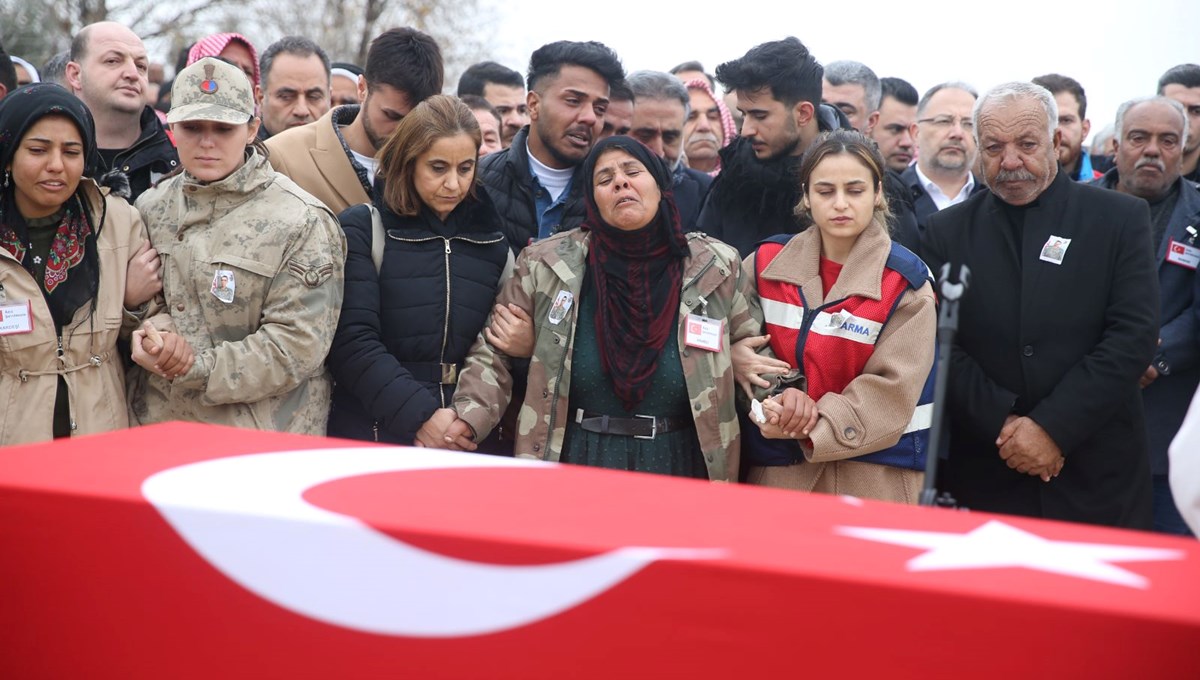 Pençe-Kilit şehitlerine gözyaşlarıyla veda Pençe-Kilit şehitlerine gözyaşlarıyla veda