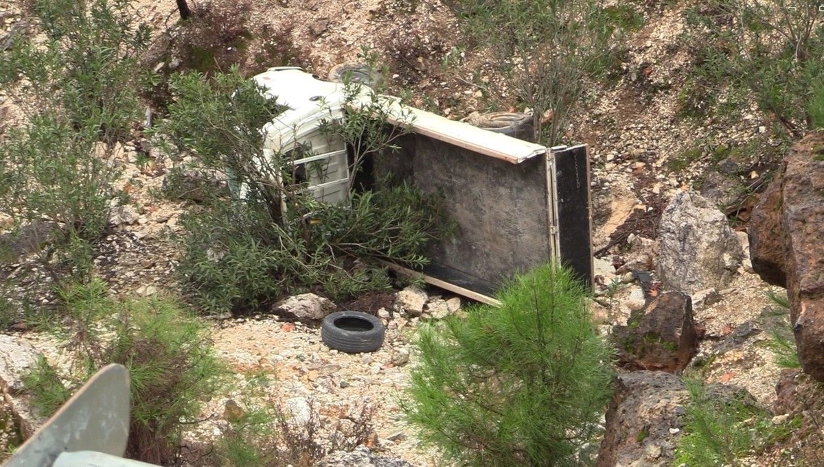 Alanya'da kamyonet dereye uçtu: 1 ölü, 1 yaralı