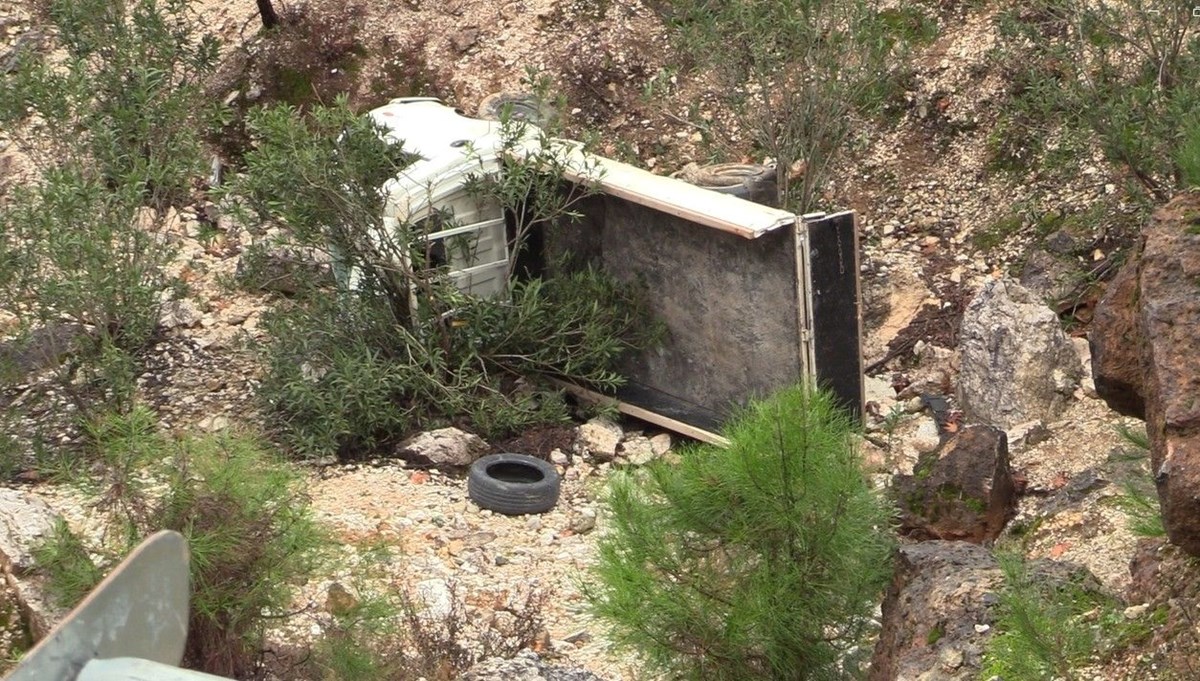 Alanya'da kamyonet dereye uçtu: 1 ölü, 1 yaralı Alanya'da kamyonet dereye uçtu: 1 ölü, 1 yaralı