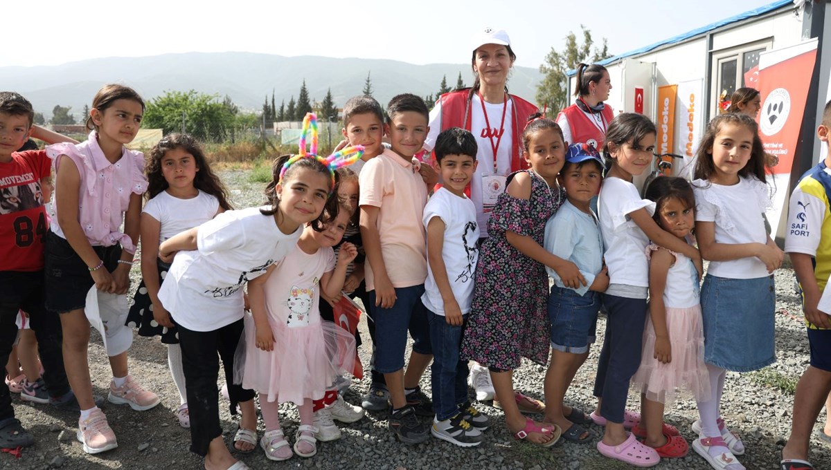 Depremzede çocuklara özel 23 Nisan şenliği Depremzede çocuklara özel 23 Nisan şenliği