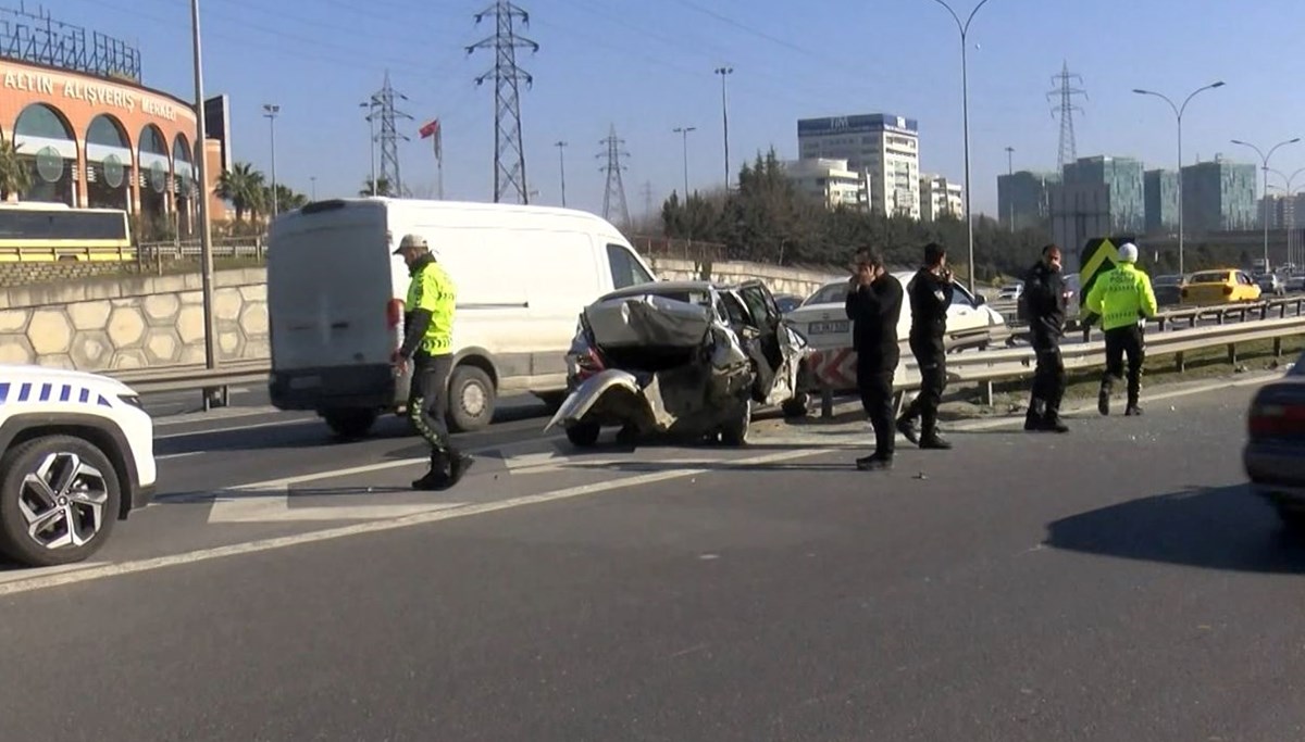 Basın Ekspres’te kaza: Zırhlı para nakil aracı çarptı, 2 kişi yaralandı