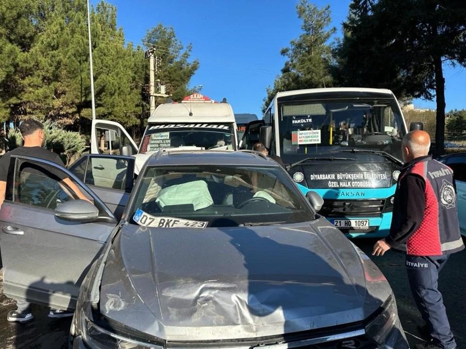 Diyarbakır'da 6 araç birbirine girdi: Yaralılar var - 2