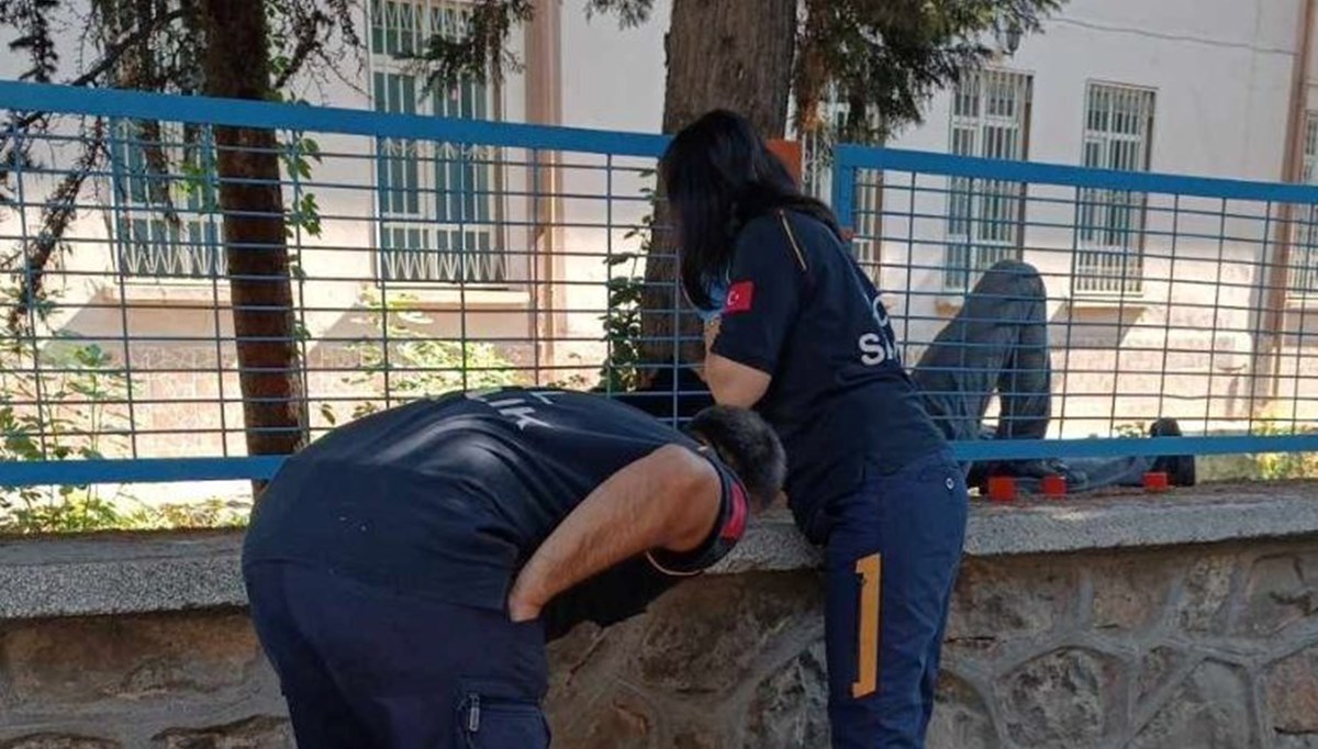 Bursa'da bir kişi okul bahçesinde ölü bulundu Bursa'da bir kişi okul bahçesinde ölü bulundu