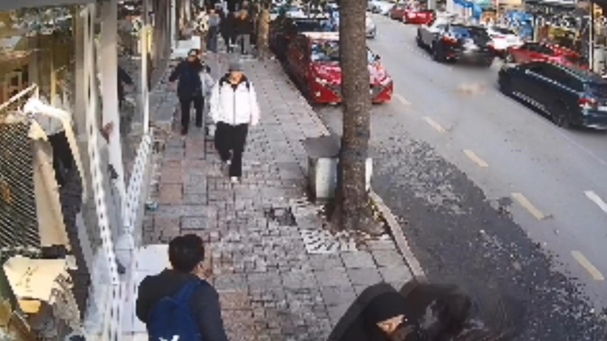 Çarpmanın etkisiyle aracın altında kalan Kuki metrelerce sürüklendi.