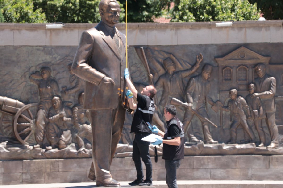 Atatürk Anıtı'na baltalı saldırı! Dayı-yeğen için istenen ceza belli oldu