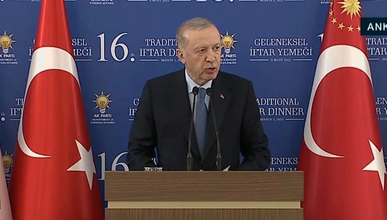 Cumhurbaşkanı Erdoğan açıklamalarda bulunuyor