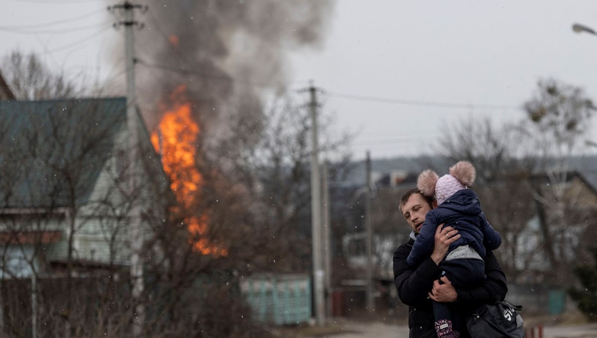 Kiev'in yanı başındaki İrpin'de bombardımanlar arttı: Halk kucaklarında çocuklarıyla bombalardan kaçmaya çalışıyor