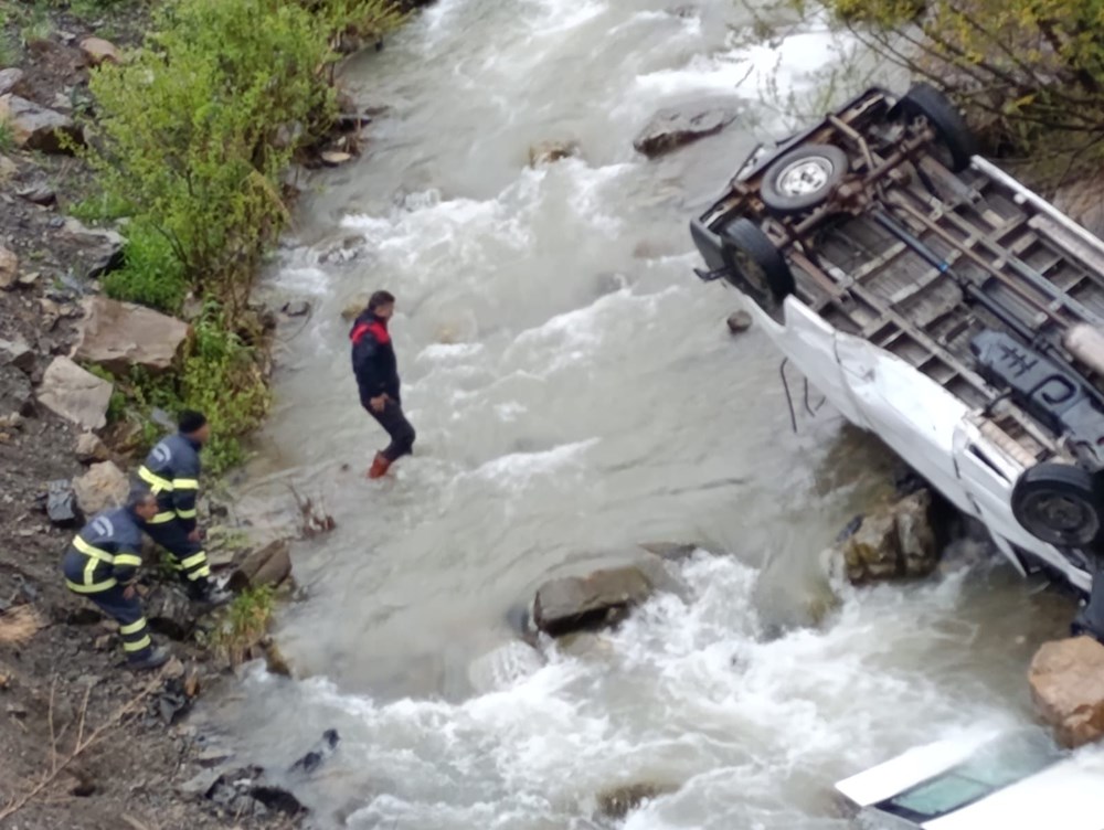 Derede can pazarı! Hakkari'de minibüs devrildi: İki meyyit, üç yaralı 74 m3i2eeIwB0uplAPpodKHfA