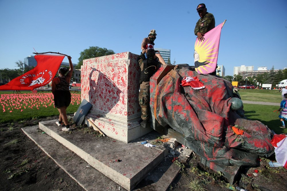 Kanada'da toplu çocuk mezarları protestoları: Kraliçe'nin heykeli yıkıldı - 2