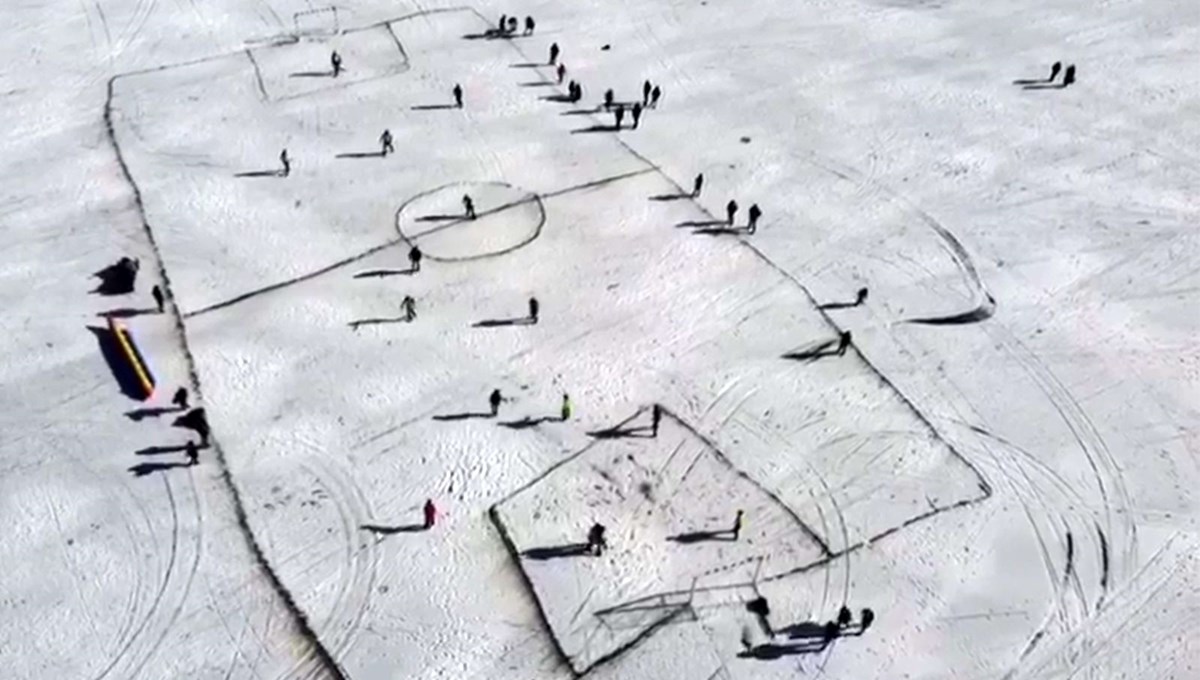 Yüzeyi buzla kaplı Çıldır Gölü'nde futbol oynadılar