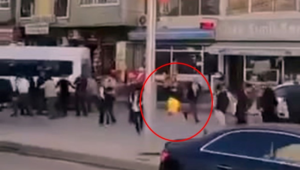 Alev alan tüpü balkondan kalabalığın arasına attı Alev alan tüpü balkondan kalabalığın arasına attı