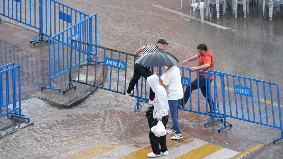 Erzurum’da sokaklar göle döndü! Şiddetli yağış hayatı olumsuz etkiledi